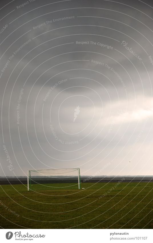 T(h)or vor dem Sturm Wolken grün grau weiß Wiese Spielen Sport Fußball Tor Himmel Gewitter Regen Rasen