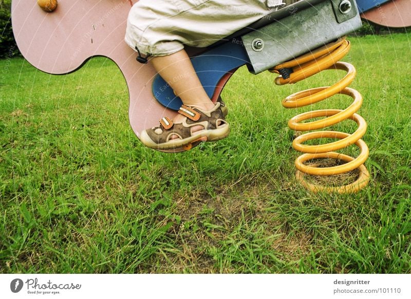 Cowboy Schaukel Spielplatz Kind Spielen Gras Wiese Wippe Vogel Spirale gelb Aktion Junge Rasen Feder Federung Wildtier Dynamik