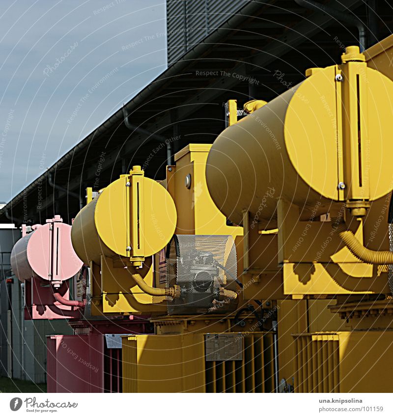 gelb-gelb-rosa Industrie Kabel Metall Elektrizität elektronisch Farbfoto Außenaufnahme