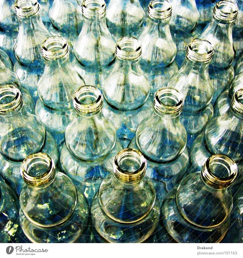 Containers Recycling Behälter u. Gefäße Essig durchsichtig Glas Produktion Verpackung ökologisch Industrie bottle bottles wine vinegar oil glass crystal