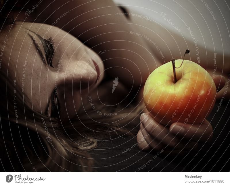 Biss in alle Ewigkeit Frucht Apfel Mensch feminin Junge Frau Jugendliche Körper Kopf Haare & Frisuren Gesicht Nase Mund Finger 1 18-30 Jahre Erwachsene berühren
