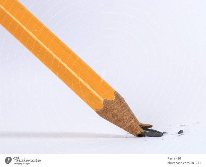 Minenunglück Schreibstift Bleistift kaputt Nahaufnahme Makroaufnahme Strukturen & Formen orange Perian Pencil Desaster gebrochen misfortune broken