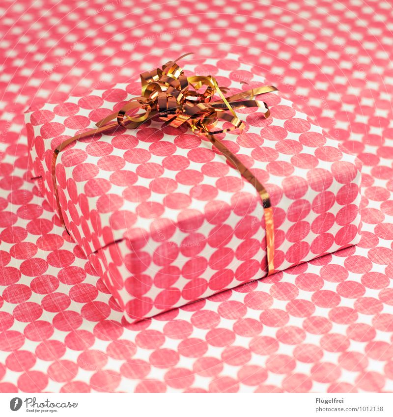 Geschenke verstecken 2 Weihnachten & Advent Kitsch Geschenkpapier gold rosa verpackt Geburtstag Vorfreude getarnt Punkt Muster Verpackung Illusion Geschenkband