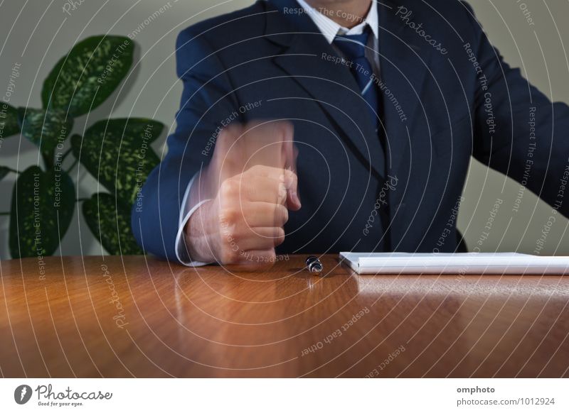 Mann legt seine Faust auf den Tisch Arbeit & Erwerbstätigkeit Beruf Büroarbeit Business Unternehmen Erfolg Sitzung Team Erwachsene Hand Hemd Anzug Krawatte
