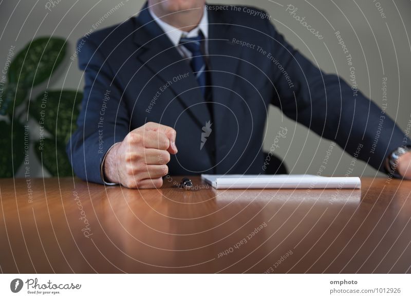 Geschäftsmann hat seine Faust auf den Tisch gelegt Büro Sitzung Mensch maskulin Mann Erwachsene Hand 1 45-60 Jahre Hemd Anzug Krawatte Papier Schreibstift