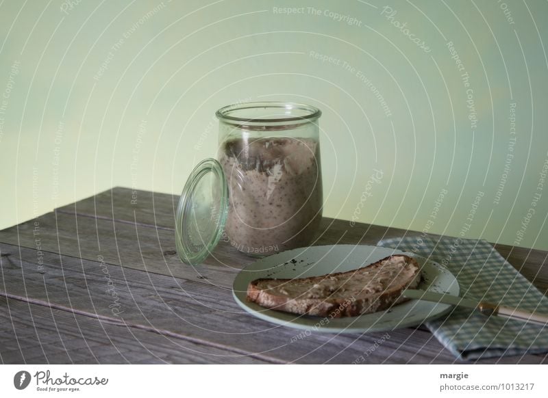 Schmalzstulle: eine Scheibe Brot, bestrichen mit Schmalz auf einem Teller mit Messer und Serviette Lebensmittel Milcherzeugnisse konservieren Ernährung