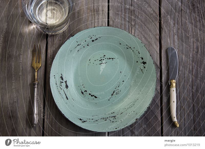 Fastenzeit, ein leerer Teller mit Messer und Gabel und ein Glas Wasser auf einem rustikalen Holztisch Ernährung Essen Frühstück Mittagessen Diät Getränk