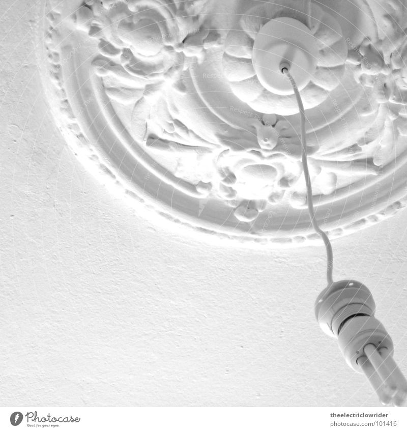 SparStrom Decke Stuck Lampe sparen Elektrizität Energiesparlampe Halterung Licht Altbau Kabel weiß Klimawandel Putz Detailaufnahme Elektrisches Gerät