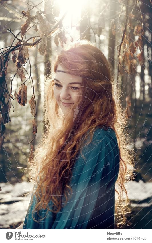 Ama. schön Mensch feminin Junge Frau Jugendliche Erwachsene Leben 1 13-18 Jahre Kind 18-30 Jahre Natur Baum Wald Bekleidung Accessoire Schmuck Haarband Zopf