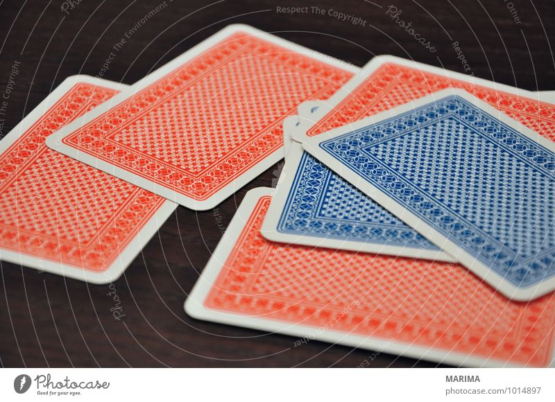Detail of classic rummy cards Freude Spielen Kartenspiel Poker Glücksspiel Blatt Holz blau rot schwarz Wachsamkeit abstract intent gebraucht used blue gambling