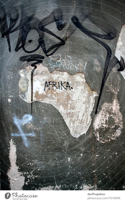 Bezeichnend Stadt Hafenstadt Zeichen Schriftzeichen Ziffern & Zahlen Graffiti Gefühle Ehre Misstrauen Schweden Stockholm Wand Wandmalereien grau Afrika Putz