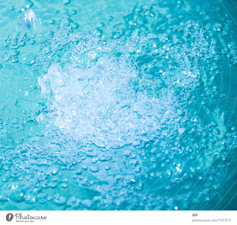 KALTESKLARESWASSER nass frisch Erfrischung tauchen Strahlung Wasserwirbel ertrinken Schifffahrt blasen Mineralwasser water bubbles lovepool Blubbern