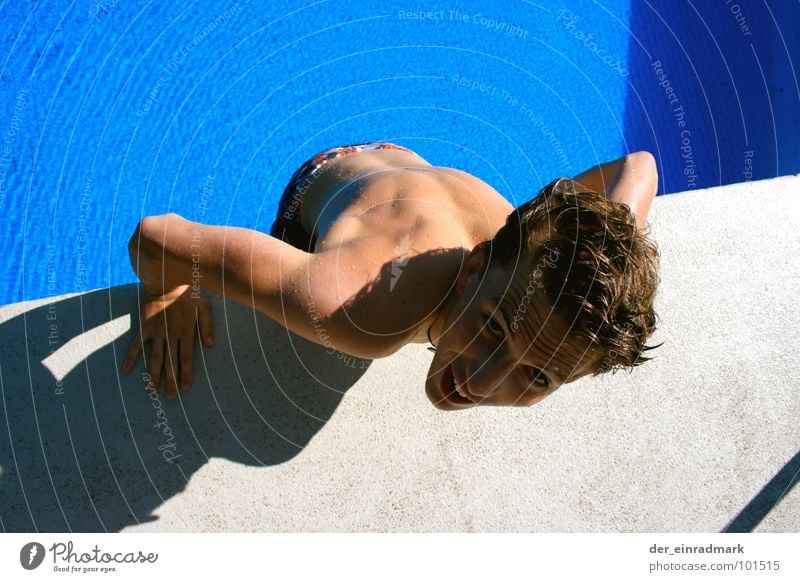 Der Abgrund Schwimmbad Freibad Am Rand springen Klippe grau Beton nass Angst Panik Wege & Pfade lustig lachen Muskulatur Kopf Hinterteil Körper blau Wasser