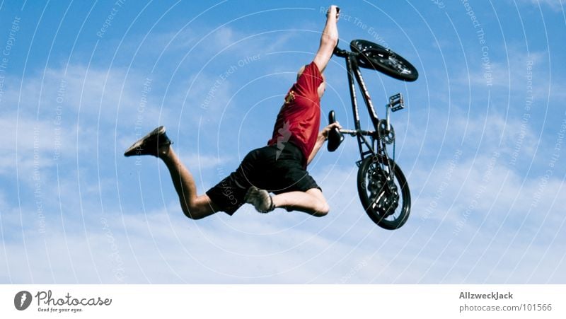 Abgeworfen Luft Luftikus Flugzeug frei Gegenwind springen fallen Ferne Unendlichkeit Sprungbrett Karriere atmen Beginn Durchstarter Fahrrad Freestyle Absturz