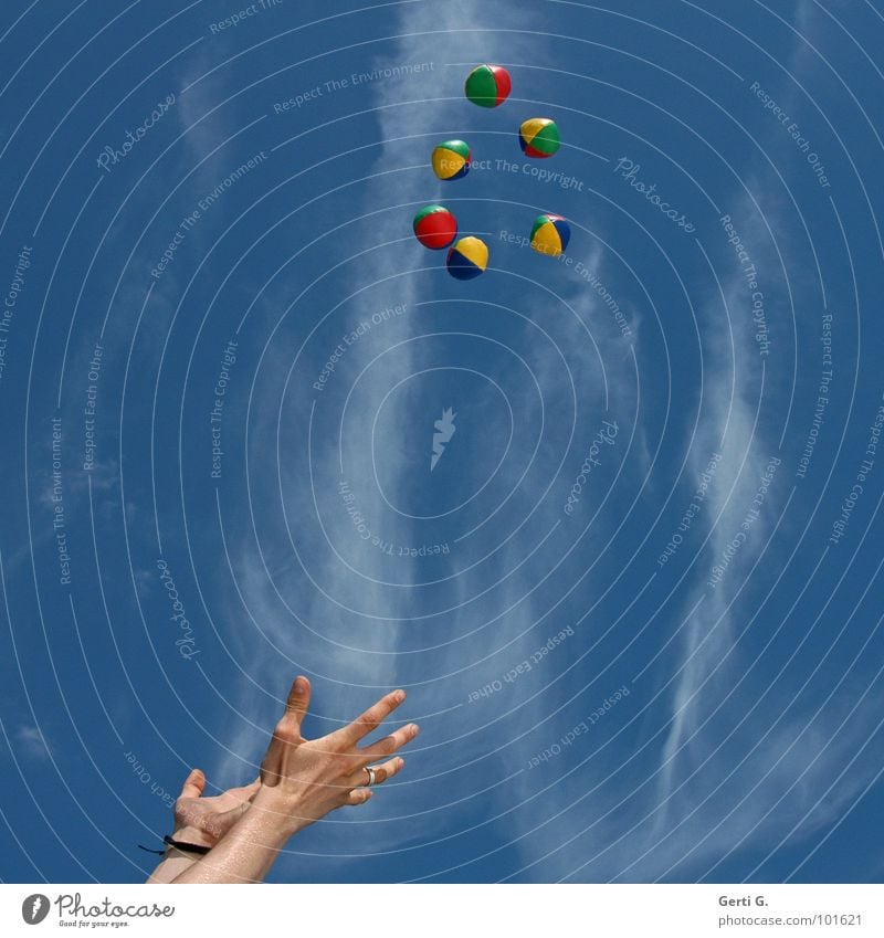 catcher jonglieren Jongleur Hand Armband arrangiert mehrfarbig gelb rot grün himmelblau himmlisch Wolken hochwerfen Kreis Formation Akrobatik Zirkus Kunst