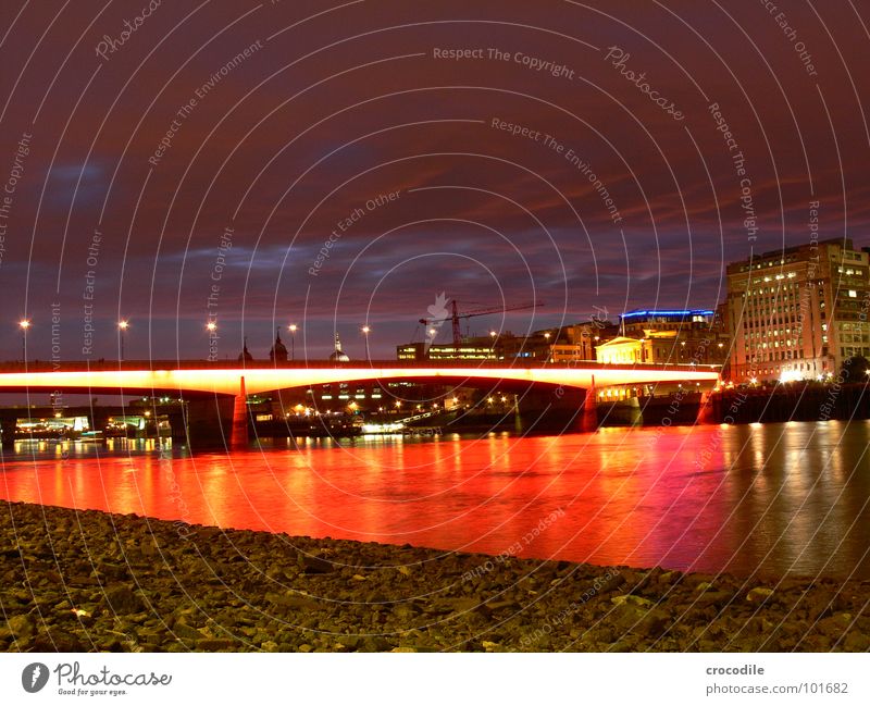 london bridge London rot Beleuchtung Nacht Langzeitbelichtung Sonnenuntergang Wolken Haus England Brücke thamse Abend Himmel Fluss Wasser Licht Straße Stadt