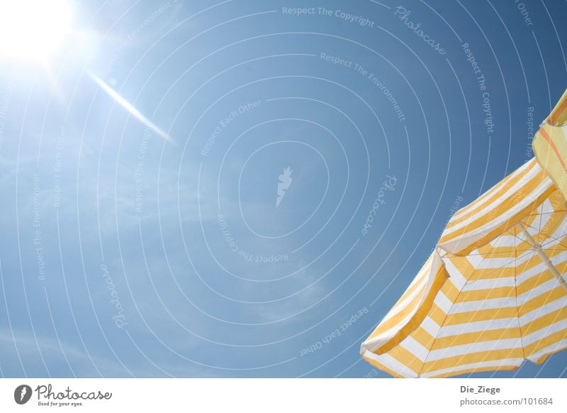 Sonnenschirm am Strand Sommer Formentera Physik Es Pujols Spanien Himmel Wärme blau