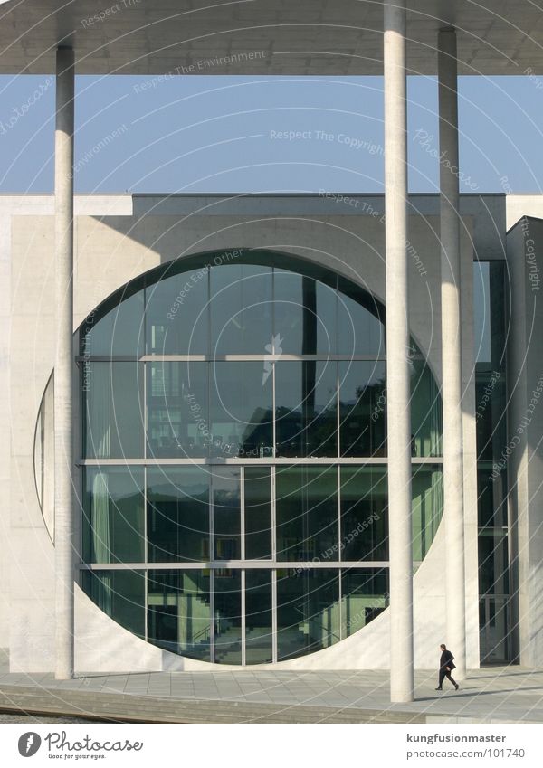 mann mit fenster Fotograf Fenster Anzug rund Macht Einsamkeit wohin modern Schwarzweißfoto Deutscher Bundestag laufen Fluss groß Säule strikt Architektur