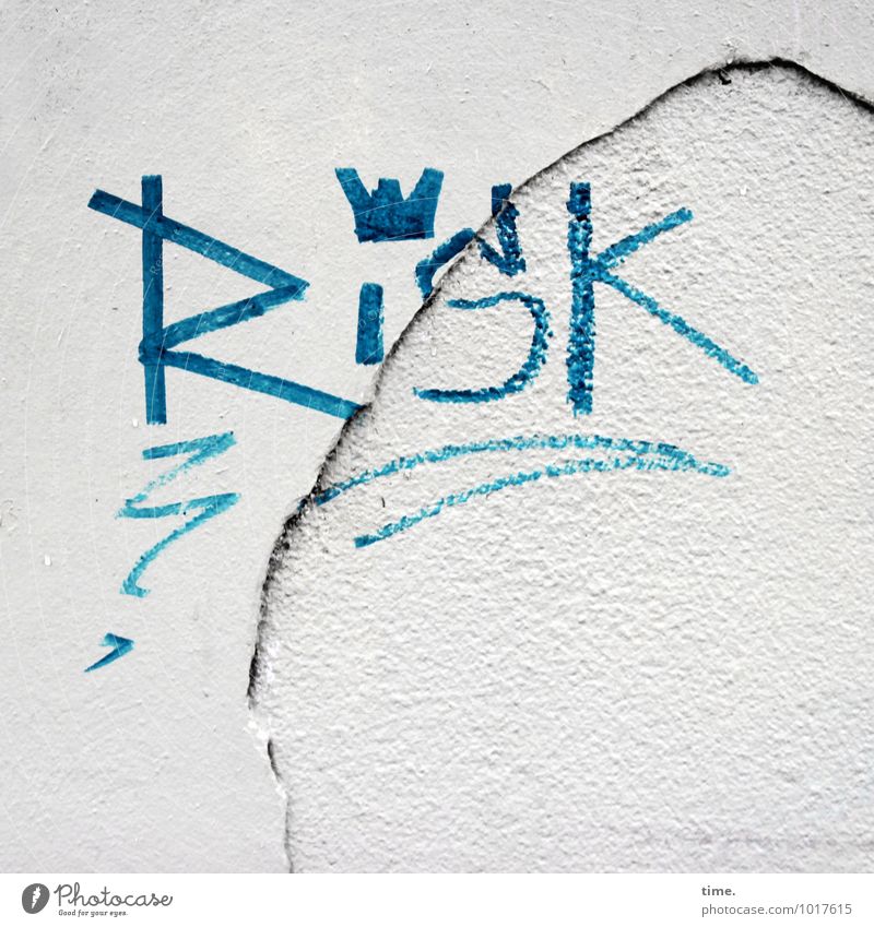 Risiko | Today's King Mauer Wand Fassade Stein Zeichen Schriftzeichen Graffiti Riss Putz ästhetisch eckig hell rebellisch trashig Stadt blau selbstbewußt Kraft