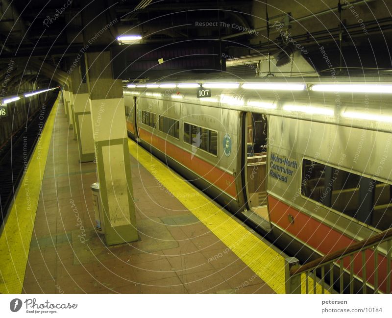 New York Metro New York City U-Bahn Untergrund Eisenbahn Bahnsteig Tunnel Verkehr