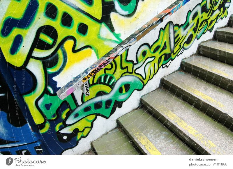 ne Treppe in Freiburg Muster abstrakt Hintergrundbild mehrfarbig grün zyan gelb Gemälde sprühen Ornament Kunst grau Straßenkunst Detailaufnahme Graffiti