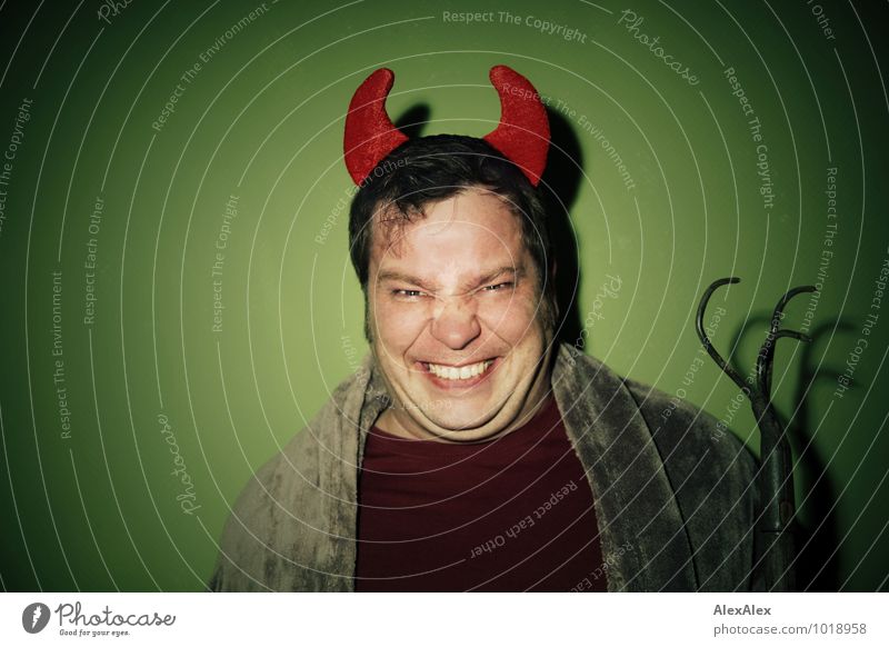 666 | Belzebub Lexi Mann Erwachsene Teufel Horn 30-45 Jahre T-Shirt Pelzmantel Accessoire Hacke brünett kurzhaarig böse grinsen Kommunizieren Lächeln leuchten