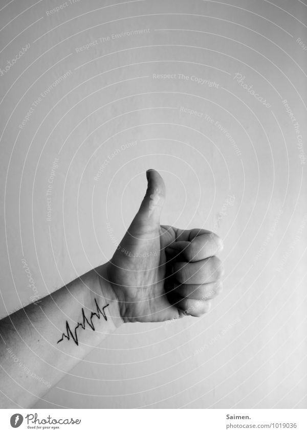 Gesundheitscheck Arme Hand Finger Fitness Zufriedenheit Lebensfreude Optimismus Kraft Gesundheitswesen Überleben Herz Prima Daumen Tattoo Schwarzweißfoto