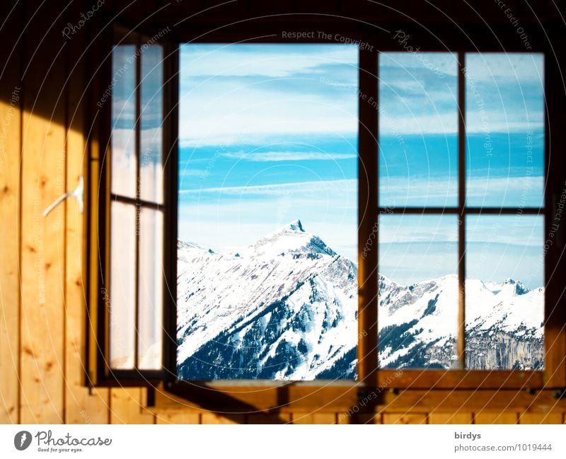 Ausblick Häusliches Leben Himmel Sonne Winter Schönes Wetter Alpen Berge u. Gebirge Schneebedeckte Gipfel Fenster Holz ästhetisch positiv blau gelb Idylle Natur