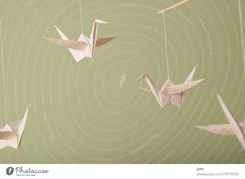 schwebende kraniche Design Zufriedenheit Erholung ruhig Taufe Kindheit Tier Vogel Papier fliegen hängen frei maritim modern nachhaltig Gelassenheit Leichtigkeit