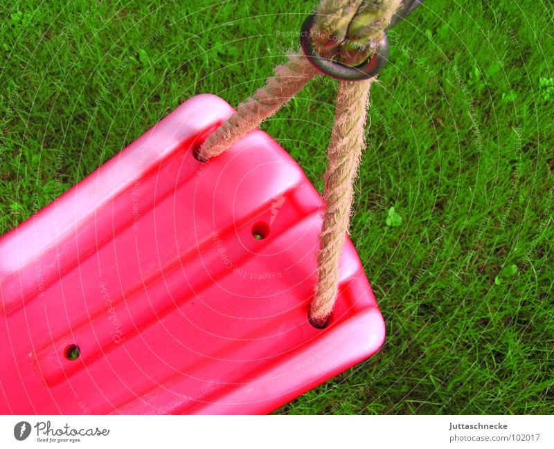 Verlorene Kindheit Schaukel Wippe rot grün Spielen Kinderspiel Erinnerung Überschlag überschlagen Gras Wiese Sommer Spielplatz Freude Garten Kunststoff Seil