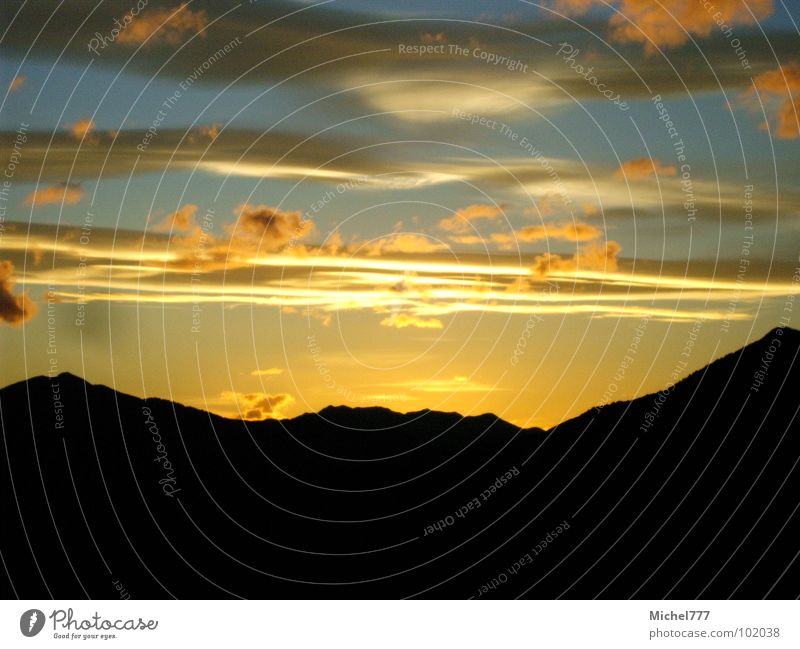 Sonnenuntergang auf Neuseeland Nr.2 Wolken Abendsonne Licht gelb schwarz Abenddämmerung Himmel Farbe Himmelskörper & Weltall Berge u. Gebirge Wind blau wehen