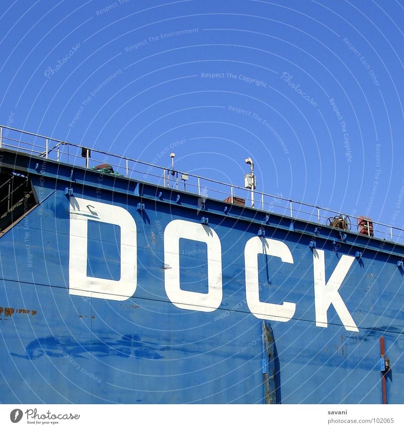 Dock im Hamburger Hafen Sommer Himmel Schönes Wetter Fluss Mauer Wand Wasserfahrzeug Schriftzeichen blau weiß Buchstaben Elbe Kontainer Schiffswerft Schwimmdock