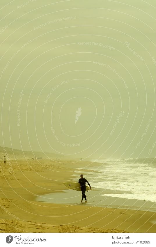 fertig Surfen Strand Mann Wellen Frankreich Seignosse Atlantik Meer Surfbrett Brandung Ferne Wassersport Sommer Küste Leben Einsamkeit Sea Natur