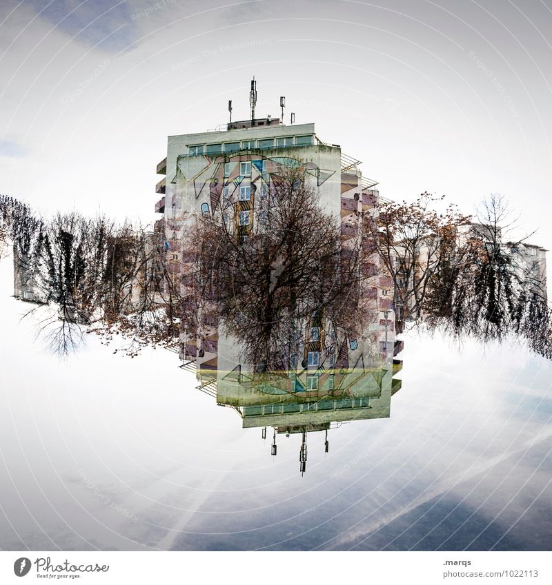 Wohnheim Häusliches Leben Himmel Wolken Schönes Wetter Sträucher Haus Hochhaus außergewöhnlich verrückt Perspektive Surrealismus Symmetrie Immobilienmarkt