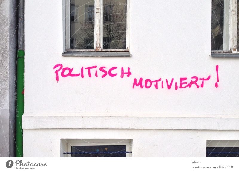 Politisch motiviert Berlin Deutschland Europa Stadt Menschenleer Mauer Wand Zeichen Schriftzeichen Graffiti sprechen Kommunizieren trashig rosa weiß chaotisch