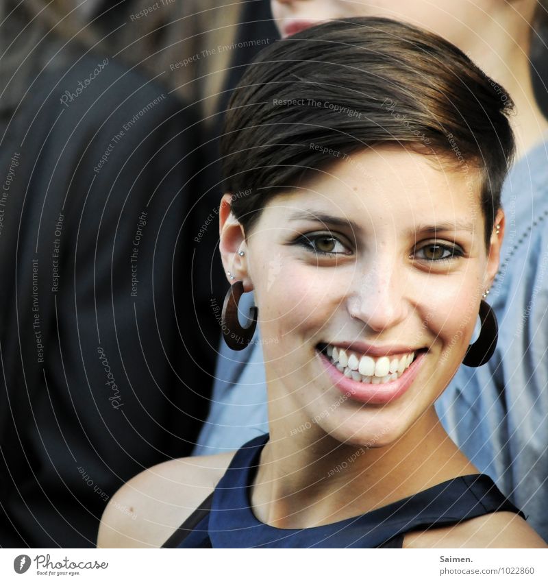 ansteckend Mensch feminin Junge Frau Jugendliche Kopf Gesicht Auge Mund Zähne 1 18-30 Jahre Erwachsene Haare & Frisuren brünett kurzhaarig glänzend Lächeln