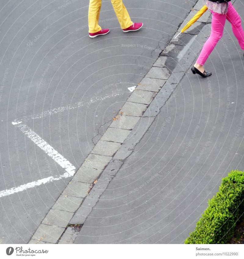 urbanes farbspiel Mensch Junge Frau Jugendliche Beine 2 18-30 Jahre Erwachsene Straße Mode Bekleidung Hose gehen ästhetisch außergewöhnlich feminin gelb grün