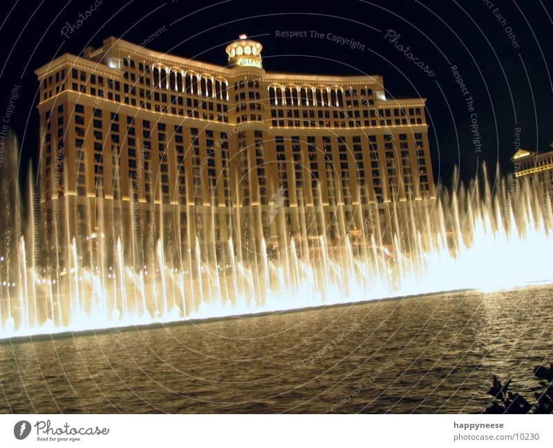 Wasserspiele Bellagio Hotel Las Vegas Nevada Licht Nacht erleuchten Gebäude See Spielkasino USA Wasserfontäne Springbrunnen Lichtspiel Nachtaufnahme