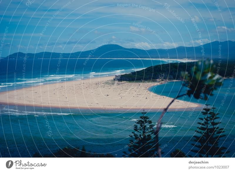 Endlich Urlaub, Viel Meer, Sanddüne die in das Meer hinein reicht,Berge und im Hintergrund blauer Himmel. Nambucca Heads, N.S.W / Australia Freude ruhig