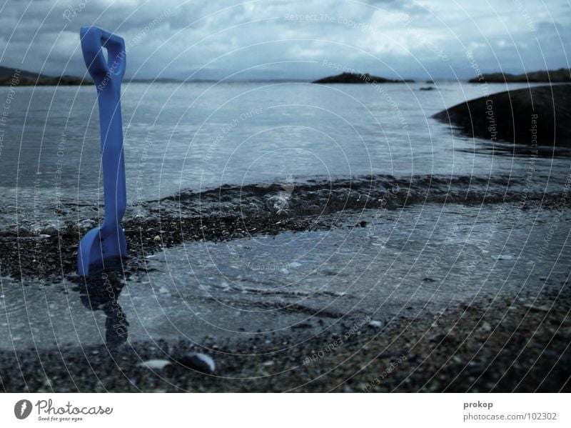 Aussichtslos Schaufel Kies Strand Küste Oslo Norwegen Wolken See Meer Meerwasser Muschel Spielen Tiefdruckgebiet Spielzeug Einsamkeit vergessen Wellen Müdigkeit