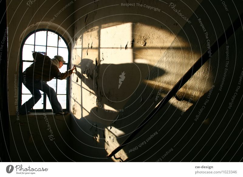 Jugendlicher posiert im alten Fenster des verlassenen Gebäudes Person männlich Schattenspiel Treppenhaus dunkel düster anfassen jungendlich Mann lässig