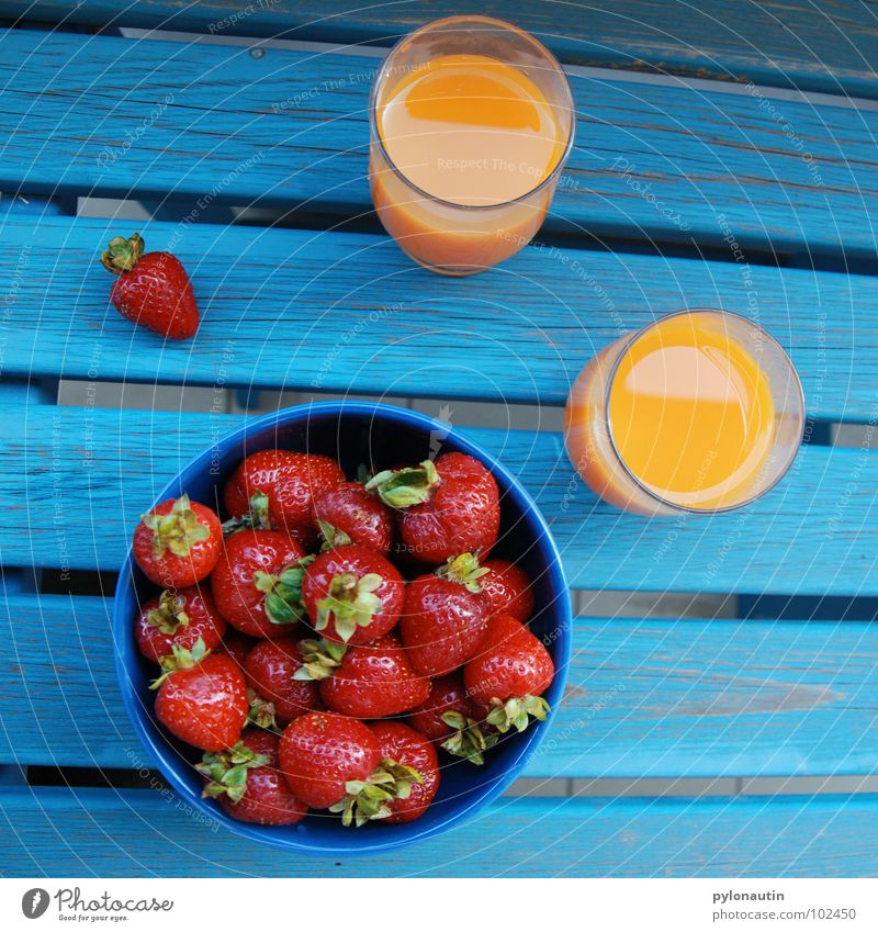 Erdbeerfrühstück Saft Saftglas türkis rot Holz grün Gesundheit Frucht Erdbeeren Glas orange blau Schalen & Schüsseln tish multivitamin