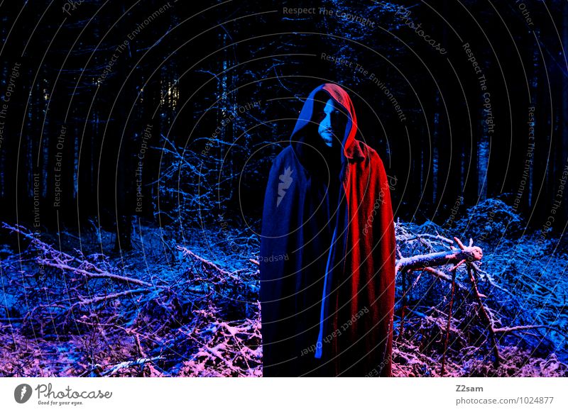 So dunkel die Nacht maskulin Junger Mann Jugendliche 18-30 Jahre Erwachsene Mantel Mönchskutte Kapuze stehen bedrohlich gruselig kalt blau rot selbstbewußt