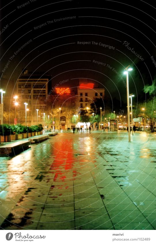 Placa Universidad - Barcelona 2007 Spanien Ferien & Urlaub & Reisen Nacht Leuchtreklame grün rot Licht Platz nass feucht Einsamkeit Trauer grell mehrfarbig