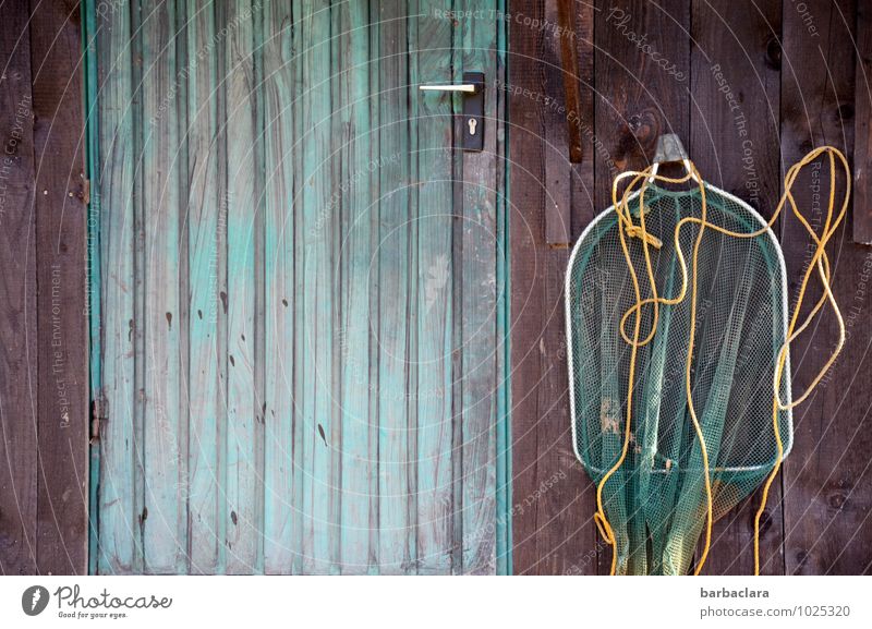 Der Fischer und sein Netz Freizeit & Hobby Angeln Fischernetz Hütte Mauer Wand Fassade Tür Seil Holz hängen Freude ruhig Farbe Natur Umwelt Farbfoto