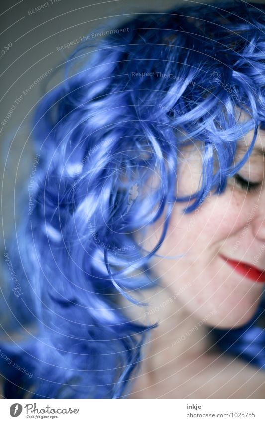 Blaue Welle Lifestyle Freude Freizeit & Hobby Party Flirten Karneval Frau Erwachsene Leben Haare & Frisuren Gesicht 1 Mensch 30-45 Jahre langhaarig Locken