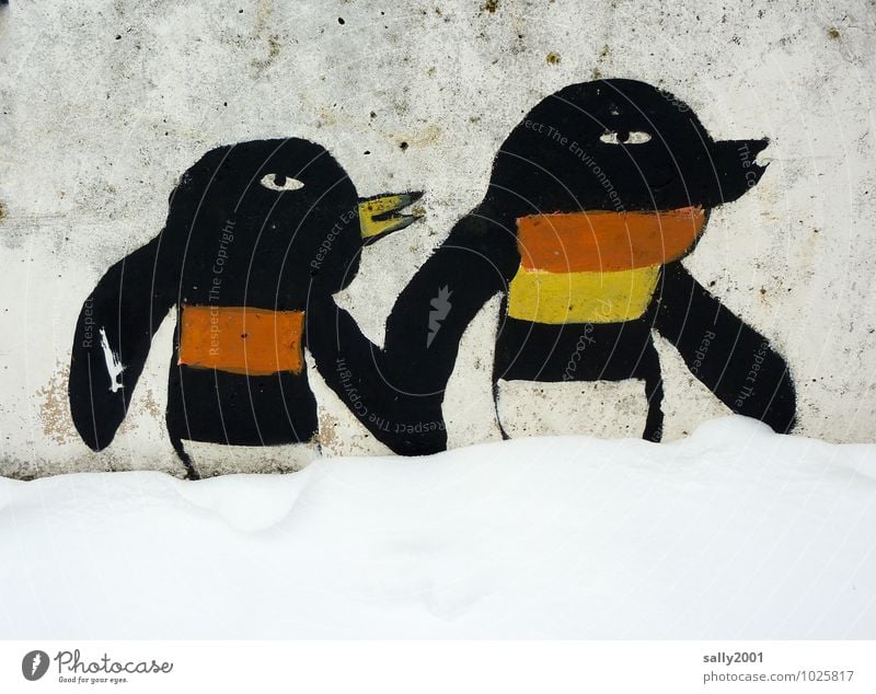Spaziergang im Schnee.. Kinderspiel Gemälde Mauer Wand Pinguin 2 Tier Tierpaar festhalten gehen rennen Fröhlichkeit Zusammensein Freundschaft Zusammenhalt
