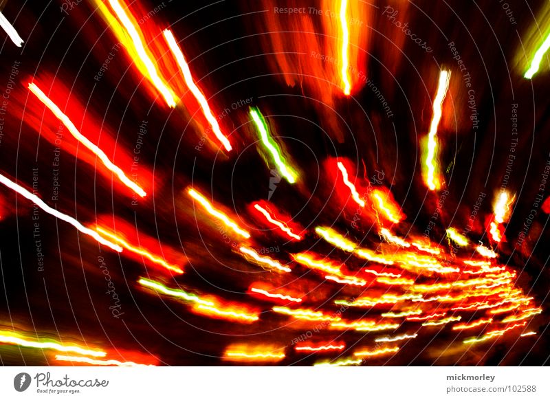 Lichtspermien schwindelig Streifen rot gelb Nacht Belichtung Langzeitbelichtung Geschwindigkeit Perspektive Lichtdesign Lichtkunst Kunstlicht Lichtstreifen
