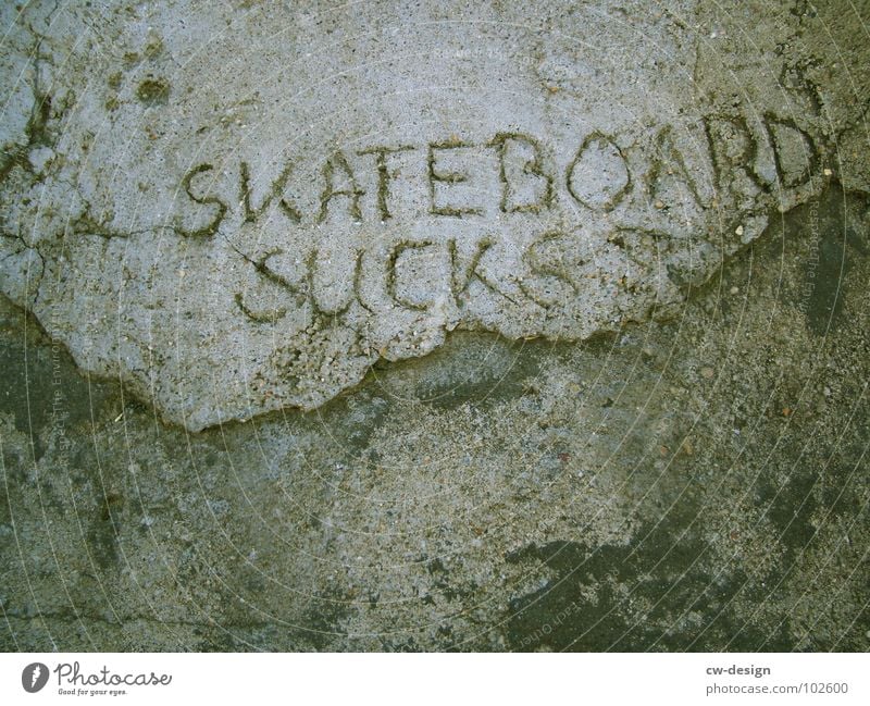 5K8B0ARD 5UCK5 s t o r u Skateboarding Beton dreckig Schriftzeichen Buchstaben Wort Symbole & Metaphern Kritzelei Trick springen Wand grau schwarz braun