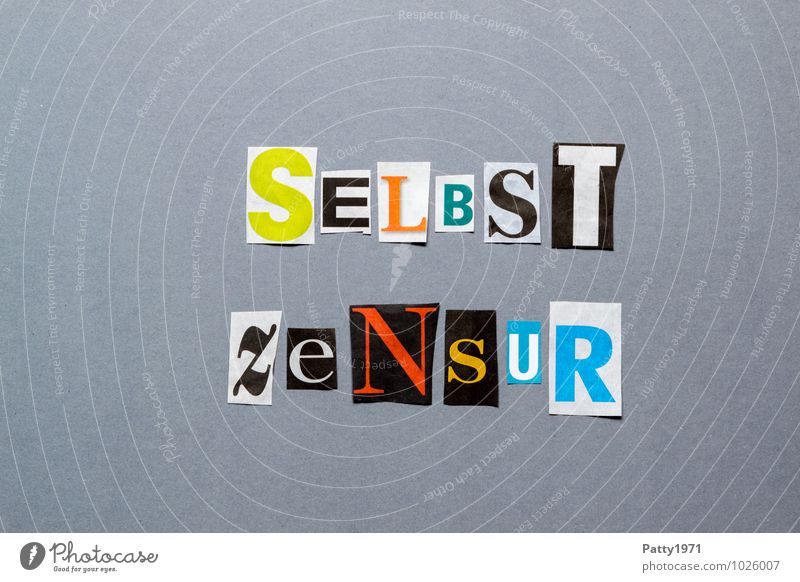Ausgeschnittene Zeitungsbuchstaben bilden das Wort Selbstzensur Printmedien Zeitschrift Papier Zeichen Schriftzeichen Typographie Angst
